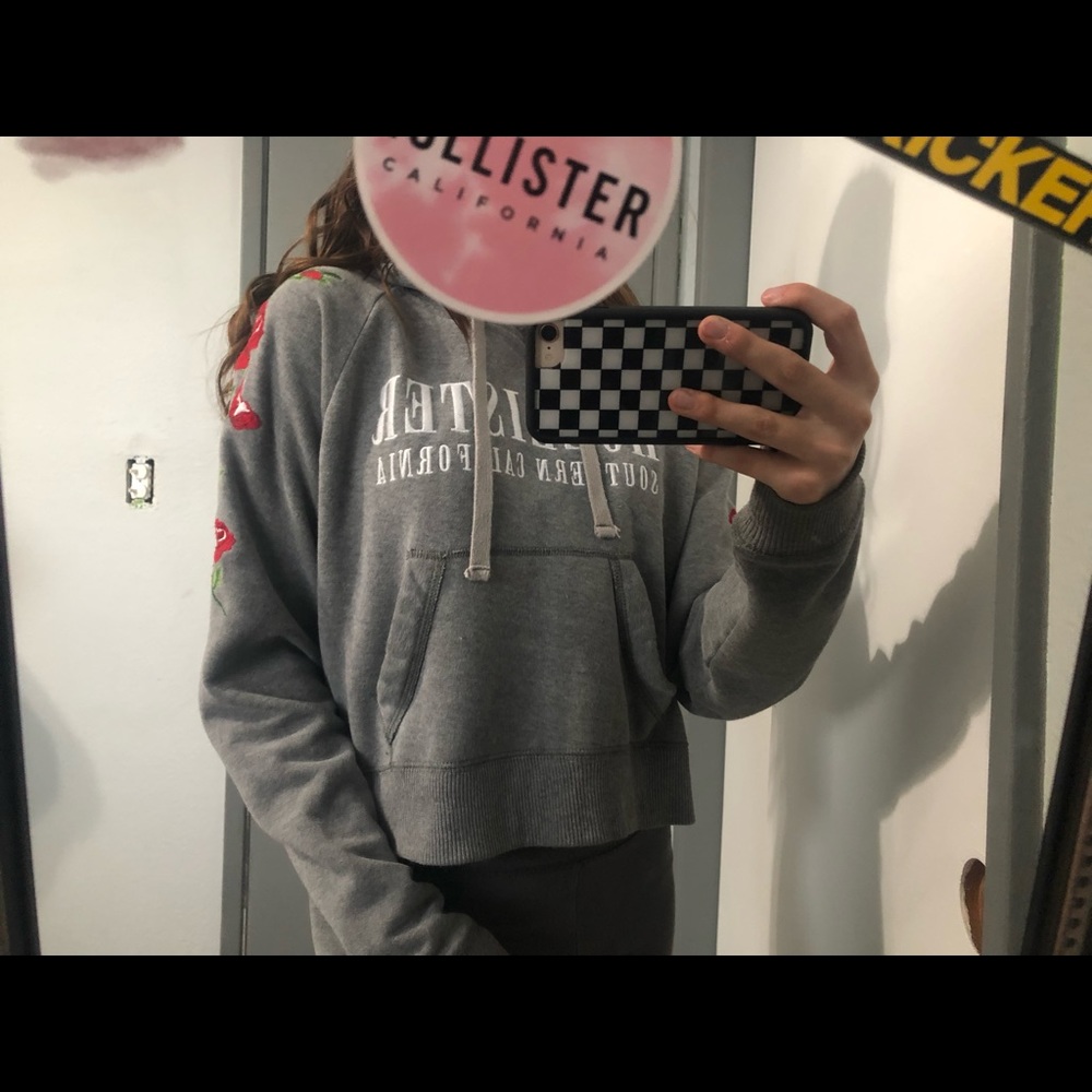 grey cropped rose embroidered hollister hoodie!🌹